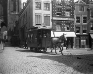62456 Afbeelding van een paardentram op de Maartensbrug te Utrecht, met links de Servetstraat en rechts enkele huizen ...